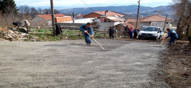 MAHALLE YOLLARI BETONLANIYOR